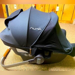 Nuna Pipa car seat w/RELX base